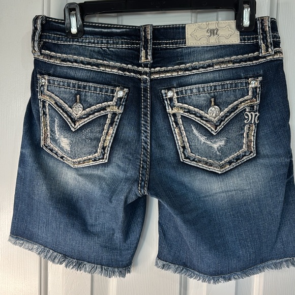 MISS ME BUCKLE MID CURVY STRETCH Denim shorts frayed hem Size 26 - Picture 3 of 8